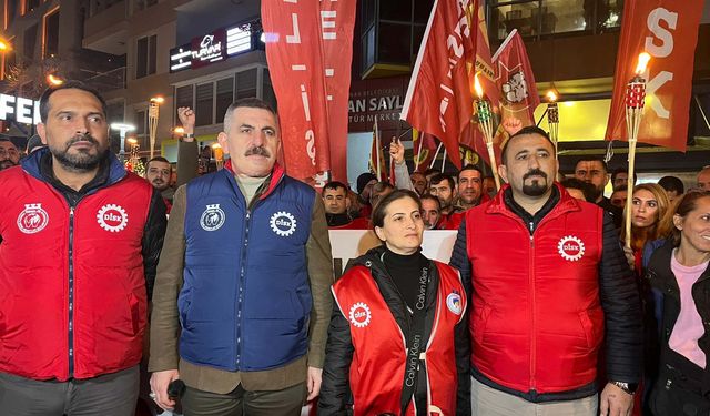 İzmir’de belediye işçileri eylemin ikinci gününde meşalelerle yürüdü