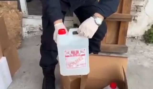 İzmir'de yeni yıl öncesinde 4 bin 130 litre kaçak etil alkol ele geçirildi
