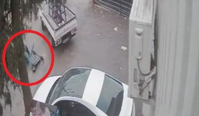 Kamyonetin altında kalan skuter sürücüsü öldü; kaza kamerada
