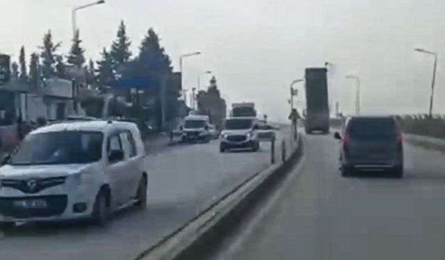 Kamyonun açık kalan damperi, trafik lambasına çarptı