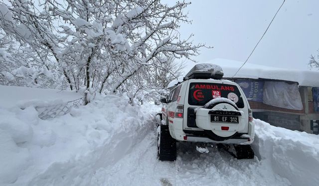 Kar nedeniyle yolu kapanan köydeki hastaya paletli ambulansla ulaşıldı
