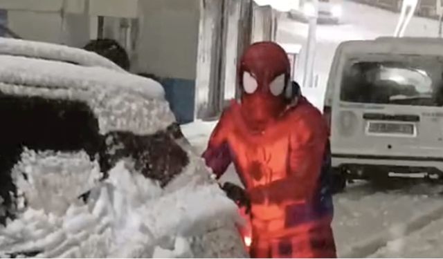 Karda mahsur kalan sürücünün yardımına 'Örümcek Adam' yetişti