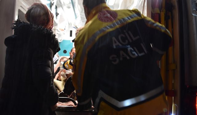 Karla kapanan yol açıldı, 7 aylık bebek hastaneye ulaştırıldı