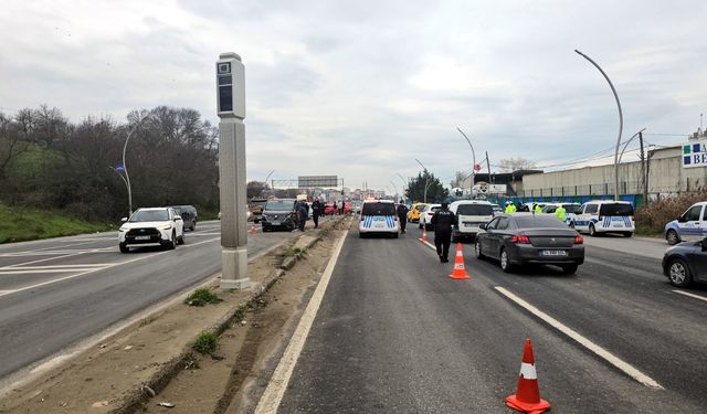 Karşı yöne geçen otomobil, kırmızı ışıkta bekleyen araçlara çarptı