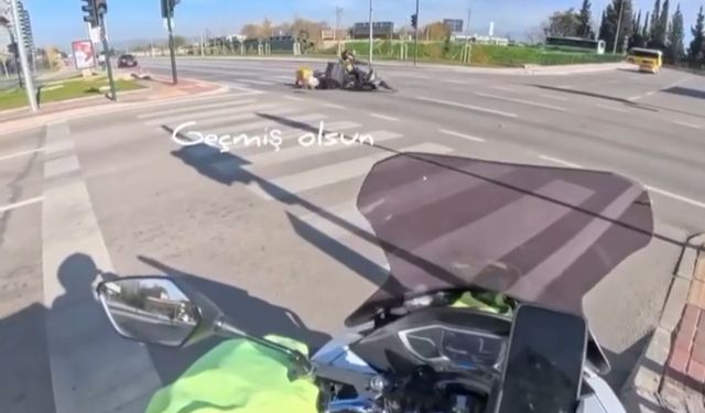 Kırmızı ışıkta duran motosiklete başka motosiklet çarptı; kaza kask kamerasında