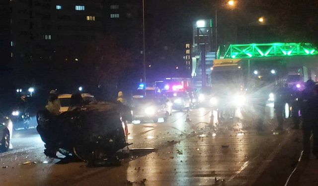 Kontrolden çıkan otomobil, refüjdeki ağaca çarpıp takla attı: 2 yaralı