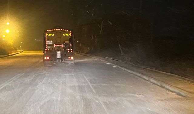 Malatya'da ekiplerin karla mücadele çalışması