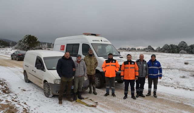 Manisa'da karda mahsur kalan avcılar kurtarıldı