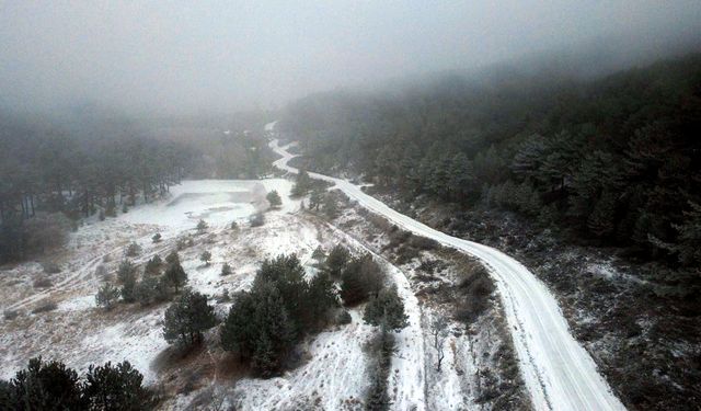 Manisa'da seyirlik kar manzarası