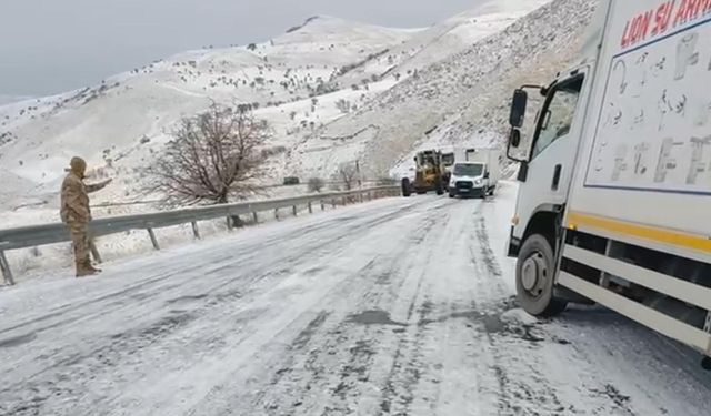 Muş'ta yolda kalan 20 araç kurtarıldı