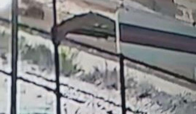 Nevşehir'de TIR şarampole devrildi; kaza kamerada