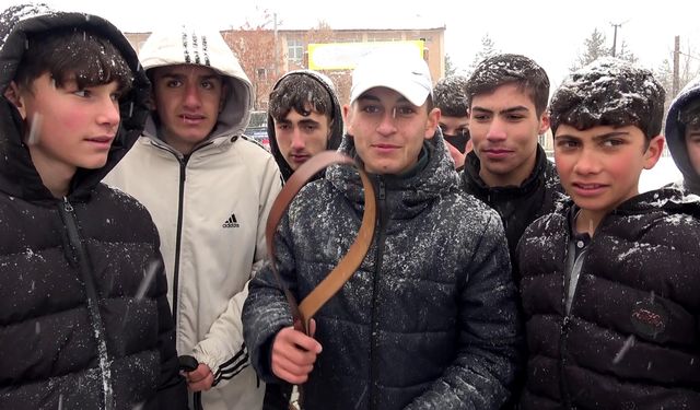 Okul bahçesine giren kurt köpeği öğrencilere saldırdı; 3 yaralı