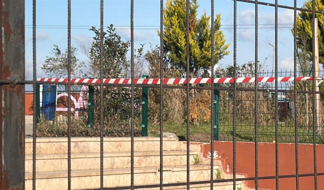 Okul bahçesinin çitinden atlarken bacağına demir saplandı