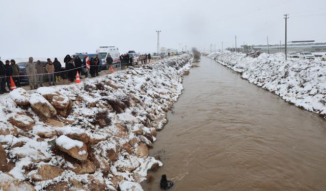 Otomobil sulama kanalına düştü; baba ve 3 çocuğu aranıyor (2)