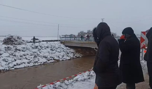 Otomobil sulama kanalına düştü; baba ve 3 çocuğu aranıyor