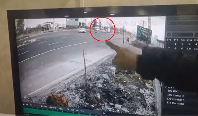 Otomobilin refüjdeki ağaç ve direğe çarptığı kaza kamerada