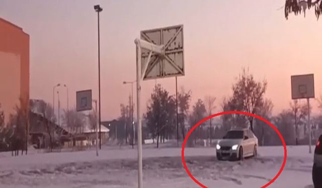 Otomobiliyle, üniversitenin basketbol sahasında kar üzerinde drift attı