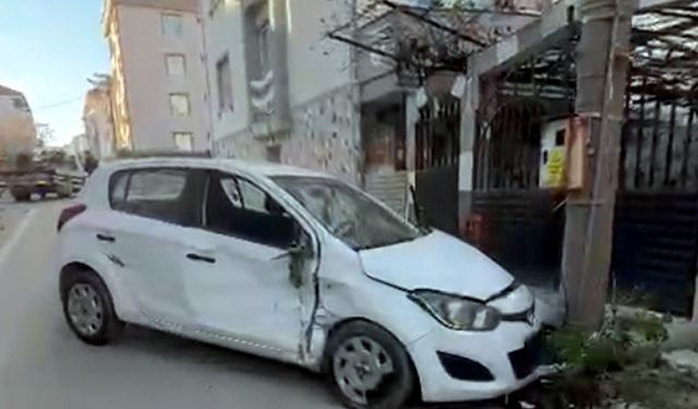 Otomobille çarpışan motosikletin sürücüsü öldü; kaza anı kamerada