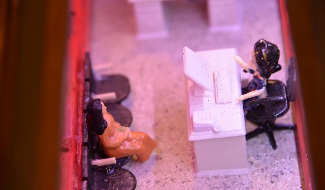 Pandemide maket yapımını öğrendi, 25 bin objeyle çocukluğunun geçtiği sinema ve çevresini ortaya çıkardı