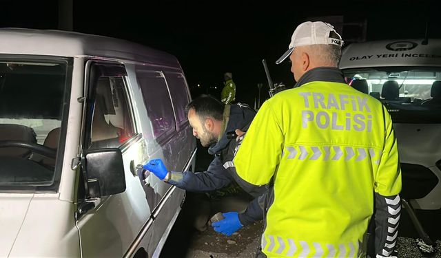 Polisten kaçarken kaza yapan minibüste 20 kaçak göçmen yakalandı