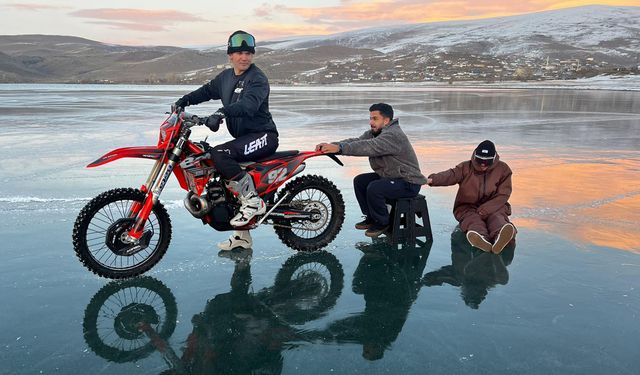 Profesyonel motosikletçi Atlı'dan Çıldır Gölü'nde buz üstünde drift şov