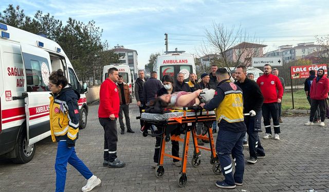 Refüjü aşıp karşı yöne geçen TIR, minibüse çarptı; 1'i çocuk, 5 yaralı