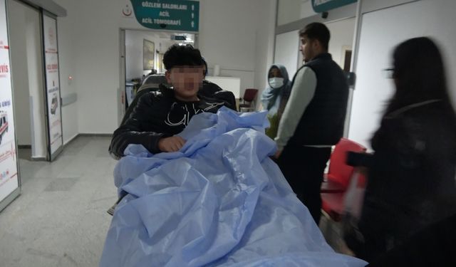 Şakalaşırken okul arkadaşını bıçakla yaraladı 