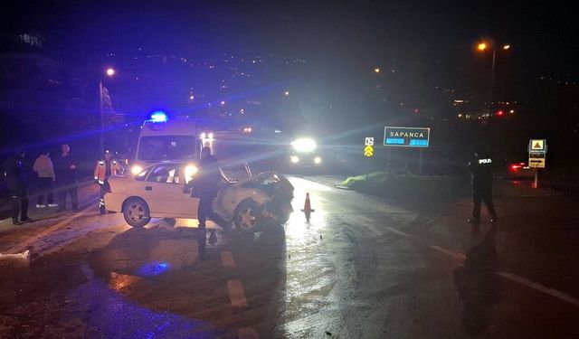 Sakarya'da iki otomobil çarpıştı; 6 yaralı