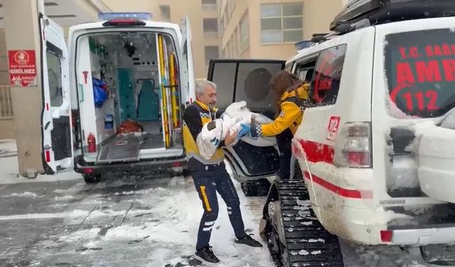 Şanlıurfa'da kar nedeniyle yolları kapanan mahallerdeki hastalar, paletli ambulansla nakledildi