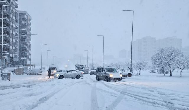 Şanlıurfa'ya mevsimin ilk karı düştü; okullar tatil edildi