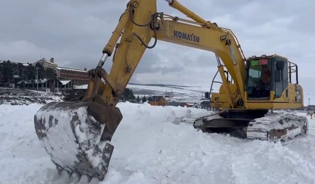 Sarıkamış'ta şehit askerler anısına yapılacak heykeller için kar toplanıyor