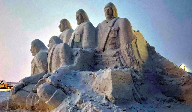 Şehit askerler anısına yapılan kardan heykeller tamamlandı