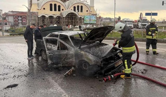 Seyir halindeki otomobil alev aldı