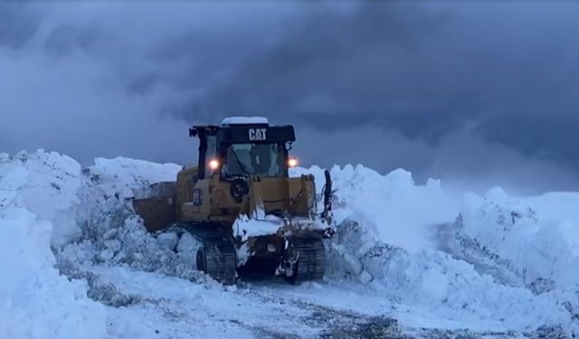 Şırnak’ta köy yollarında karla mücadele çalışması sürüyor