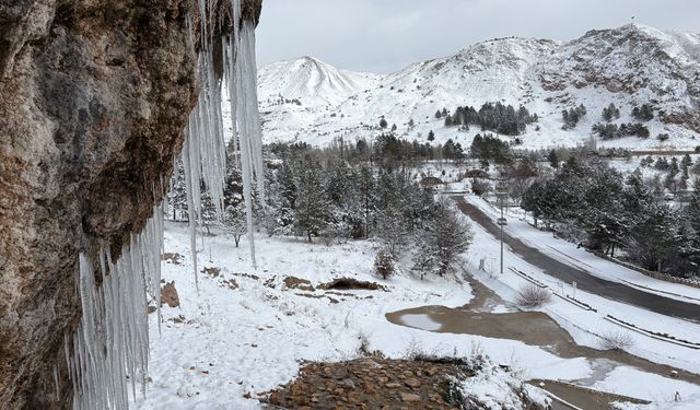 Sivas'ın 'Hobbit Evleri'nde kış manzarası