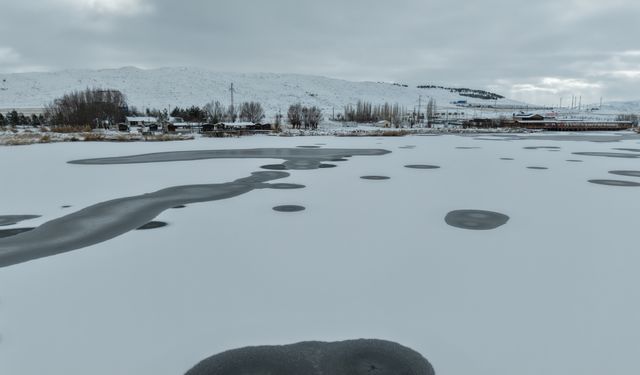 Sivas'ta soğuk hava; Hafik Gölü kısmen buz tuttu
