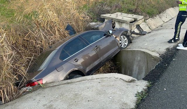 Su kanalına düşen otomobildeki çift yaralandı