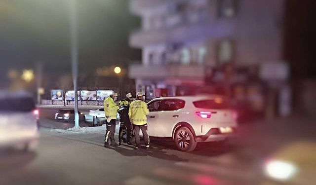 Tarihi caddede yüksek sesle müzik dinleyen 91 araç sürücüsüne ceza