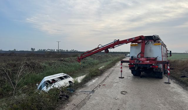 Tarım işçilerini taşıyan minibüs, sulama kanalına devrildi; 18 yaralı