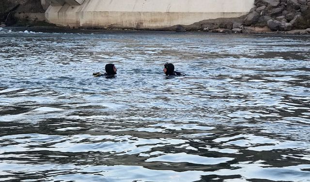 Terliğini almak isterken Dicle Nehri’ne düşen Ahmet’i arama çalışması başlatıldı