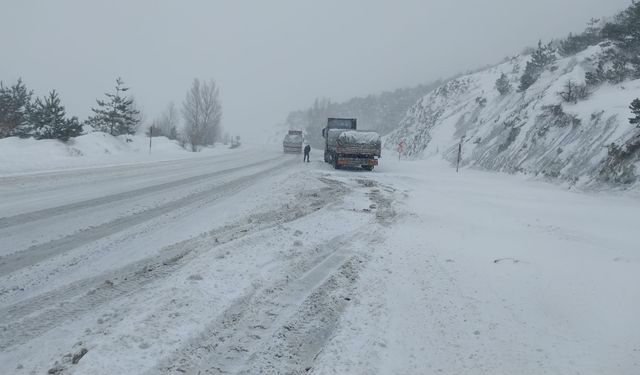 Tokat-Sivas kara yolunda kar yağışı nedeniyle ulaşım aksadı