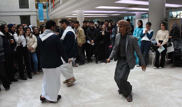 Uluslararası öğrenciler, İzmir'de kültürlerini tanıttı