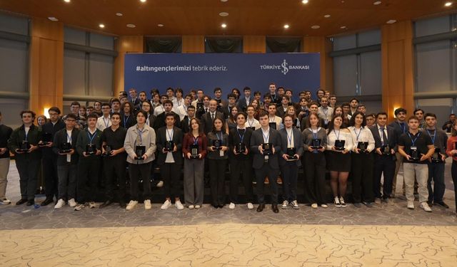 Üniversite sınavında üstün başarı gösteren ‘Altın Gençler’ ödüllendirildi 