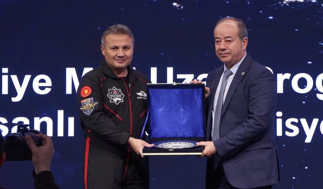 Uzaya giden ilk Türk astronot Alper Gezeravcı, YTÜ'de öğrencilerle buluştu