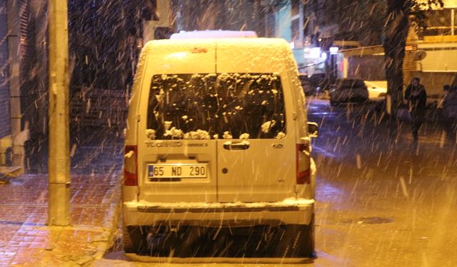 Van merkeze mevsimin ilk karı düştü