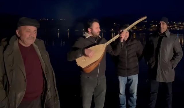 Yeni yılı yüzeyi buz tutan Çıldır Gölü'nde kaz eti yiyerek karşıladılar