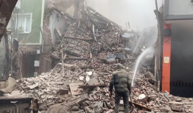 Yıkımına zeminden başlanan 4 katlı binanın en üst katı ayakta kaldı