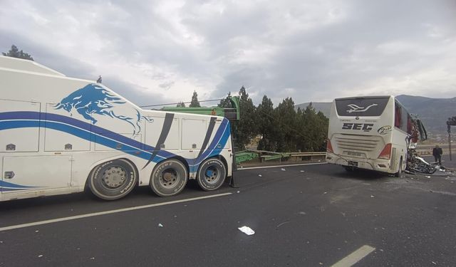 Yolcu otobüsü, otoyolda TIR'a çarptı; 7 ölü, 11 yaralı (2)