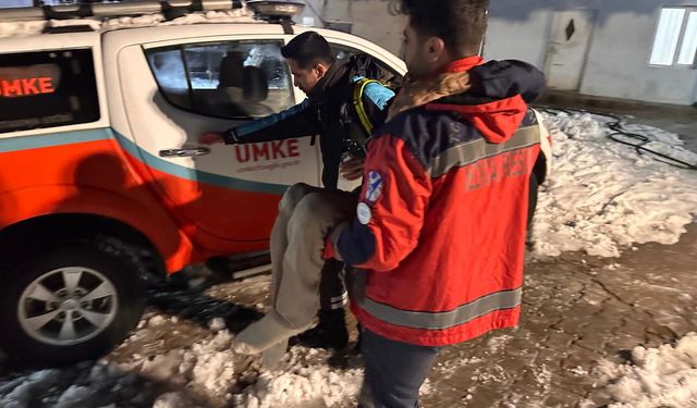 Yolu kapalı mahallede solunum sıkıntısı çeken hastaya, UMKE ulaştı
