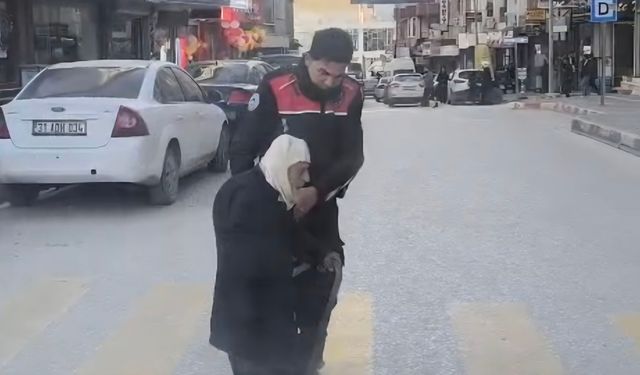 Yolun karşısına geçmekte zorlanan yaşlı kişiye polis yardım etti